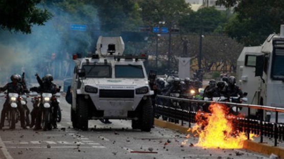 "'마두로 퇴진' 베네수엘라 반정부 시위 사망자 26명으로 늘어"