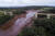25일(현지시간) 브라질 브루마징유 인근의 광산 댐 붕괴로 끈어진 다리. [AP=연합뉴스]