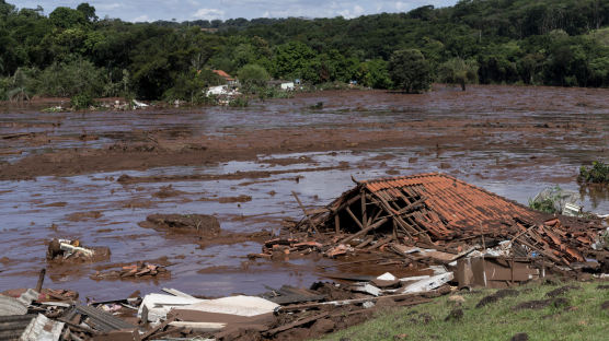 [서소문사진관] 브라질 광산 댐 집중호우로 붕괴, 수백명 사상자 발생