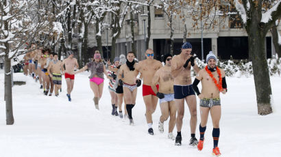 [서소문사진관]출전자격은 '속옷차림'…눈밭 달리기 대회