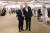 25일(현지시간) 스위스 다보스포럼에서 황창규 KT 회장(왼쪽)과 히크멧 에섹 웨스턴 유니언 CEO가 악수를 하며 기념촬영하고 있다. [사진 KT] 