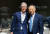 22일(현지시간) 스위스 다보스포럼 IBC 윈터미팅에서 황창규 KT 회장(오른쪽)과 팀 쿡 애플 애플 최고경영자(CEO)가 기념촬영을 하고 있다. [사진 KT] 