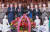 시진핑 중국 국가주석 부부(가운데)가 지난 27일 베이징에서 이수용 북한 노동당 국제 담당 부위원장(둘째줄 왼쪽 둘째)과 만나 북한 친선 예술단 공연을 관람하고 무대에서 출연진들과 기념촬영을 하고 있다. [신화=연합뉴스]