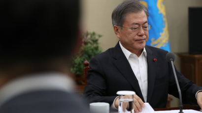 한국당 “문 대통령 청와대 내부일정 75％…방콕 대통령”