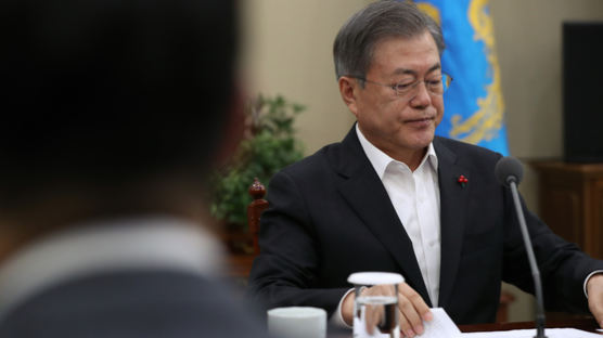 한국당 “문 대통령 청와대 내부일정 75％…방콕 대통령”