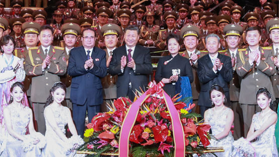 [사진] 시진핑 부부, 북한 공연 관람