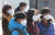 미세먼지 비상저감조치가 시행된 13일 서울 종로구 세종대로에서 시민들이 마스크를 쓰고 신호를 기다리고 있다. [뉴시스]