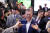 문재인 대통령이 29일 서울 동대문 디자인플라자에서 열린 한국 전자·IT산업 융합 전시회를 찾아 스냅 3D 휴대전화 케이스를 살펴보고 있다. [사진 청와대]