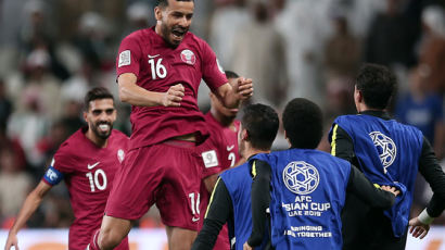 카타르, UAE에 4-0 대승... 일본과 아시안컵 우승 다툼