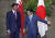 29일 아베 신조 일본 총리가 도쿄 집무실에서 타밈 빈 하마드 알 타니 카타르 국왕을 안내하고 있다. [연합뉴스]