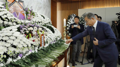 [사진] 문 대통령, 위안부 피해 할머니 첫 조문