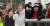 30일 오후 서초구 서울중앙지법에서 눈물 흘리는 김경수 경기지사의 지지자들(왼쪽)과 구속을 촉구하는 보수단체 회원. [임성빈 기자·연합뉴스]