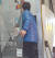 조건부 기초수급자 윤귀선씨가 지난 17일 4년째 살고 있는 서울 이대역 인근 고시원으로 들어가고 있다. 2017년 기초수급자가 된 윤씨의 수입은 생계비·주거비 지원금 월 70만원이 전부다. [최정동 기자]