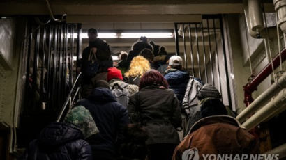 뉴욕 지하철에서 유모차 끌다 넘어진 美여성 사망