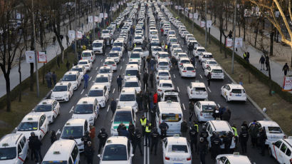 [서소문사진관] 스페인 택시기사도 카풀 서비스 반대하며 대규모 시위