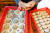 신사동 만두집이 하루에 파는 만두는 약 2500개다. 직원들이 손으로 일일이 빚는다. 최승표 기자
