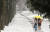 광주와 전남 일부 시군에 대설주의보가 발효된 31일 오후 광주 북구 전남대학교에서 학생들이 눈이 쌓인 길을 걷고 있다. [연합뉴스]