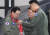 더불어민주당 이해찬 대표(왼쪽)가 31일 경기도 평택시 공군작전사령부를 격려 방문해 이건완 공군작전사령관과 공군 조종사의 도움을 받아 &#39;빨간 마후라&#39;를 매고 있다. [연합뉴스]