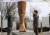 하재헌 중사(오른쪽)가 31일 파주시 평와누리 공원 &#39;평와의 발&#39; 동상 앞 기념식에서 사단장에게 경례를 하고 있다. 김상선 기자