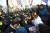 31일 오후 광주시청 앞에서 광주형 일자리에 반대하는 현대차노조 등이 광주시청으로 항의방문 하려다 경찰과 몸싸움을 벌이고 있다. 연합뉴스