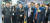 한화그룹 김승연 회장(앞줄 왼쪽 셋째)이 지난해 12월 베트남 하노이 인근에 있는 화락 하이테크 단지(Hoa Lac Hi-Tech Park)에서 개최된 한화에어로스페이스 항공기 엔진부품 신공장 준공식에 참석한 후 생산라인을 둘러보고 있다. [사진 한화그룹]