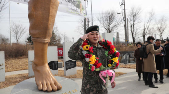[서소문사진관]"사랑을 페럴림픽 금메달로 보답하겠다" '北 목침 지뢰'하 중사 전역 