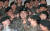 하재헌 중사(가운데)가 31일 육군1사단 수색대대에서 열린 전역식에서 부대원들의 축하를 받고 있다. 김상선 기자