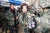 나경원 자유한국당 원내대표(가운데)가 30일 강원 12사단 수색대대를 방문해 방한복을 착용하고 있다. [연합뉴스]