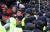 금속노조 조합원들이 31일 오후 광주광역시청 밖에서 경찰통제선을 뚫고 청사 진입을 시도하고 있다. [광주=뉴스1]