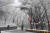 부산지역에 첫 눈이 내린 31일 부산 부산진구 동의대에서 학생들이 눈을 맞으며 걸어가고 있다. [뉴시스] 