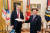 도널드 트럼프 대통령이 18일 워싱턴DC 백악관 집무실에서 김영철 북한 노동당 부위원장으로부터 김정은 국무위원장의 친서를 받고 있다. [뉴시스]