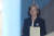 최경희 전 이화여대 총장이 2017년 10월 10일 오후 서울중앙지법에서 열린 속행공판에 출석하기 위해 호송차에서 내려 법정으로 향하고 있다. [중앙지법]