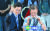 김경수(왼쪽) 경남지사가 국회의원 시절이던 2017년 4월 문재인 당시 대선 후보의 신촌 유세에서 손가락을 치켜 들고 있다. 뉴시스