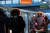 30일 오전 시카고 시민들이 중무장한채 지하철에서 내리고 있다. [REUTERS=연합뉴스]
