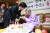 2017년 서울 강동구에 사는 한무경(101) 할머니의 100세 생일 잔치가 열렸다. 이해식 전 강동구청장(왼쪽)과 한무경 할머니 [강동구청]