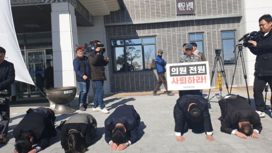 예천군의회, 문 걸어잠근채 의원2명 제명···군민들 항의