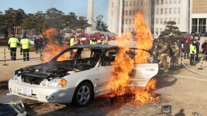 [속보] 60대 남성 국회 앞 차량 화재 분신,'적폐국회 바로 세워라'