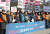 민주노총 관계자들이 1일 오전 서울 여의도 국회 앞에서 &#39;민주노총 2월 총파업·총력투쟁 선포 기자회견&#39;을 하고 있다. [뉴스1]