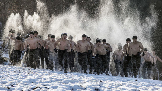 [서소문사진관]402km 무장 행군. 인간의 한계 뛰어넘는 해병대 동계 훈련