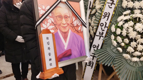 "훨훨날아 평화로운 세상에서"…김복동 할머니 발인