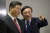 2015년 런정페이 화웨이 창립자가 시진핑(왼쪽) 중국 국가주석에게 영국 런던의 화웨이 사무실을 보여주고 있다 [사진 중앙포토]