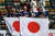 일본 축구팬들이 1일(현지시간) UAE에서 열린 아시안컵 결승 경기를 지켜보고 있다. [AFP=연합뉴스]