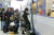 설 연휴를 하루 앞둔 1일 서울 용산구 용산역 승강장에서 시민들이 귀성열차에 몸을 싣고 있다. [뉴스1]