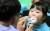 대전시 치과의사회 소속의 의사들이 지역의 유치원과 어린이집원생 5000여명을 대상으로 무료 구강 검진을 하고 있다. [뉴스1]