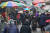 설 명절을 앞둔 31일 오전 비가 내리는 가운데 경북 포항시 죽도어시장 곳곳에는 제수용품을 구입하려는 시민들로 북적이고 있다. [뉴스1]