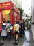 지난 해 12월 22일 도쿄 하라주쿠의 한국식 치즈 핫도그 매장앞에 줄을 선 인파들. 서승욱 특파원
