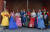 설날 연휴인 4일 서울 중구 남산골한옥마을에서 외국인 관광객들이 한복을 입고 기념사진을 찍고 있다. [뉴시스]