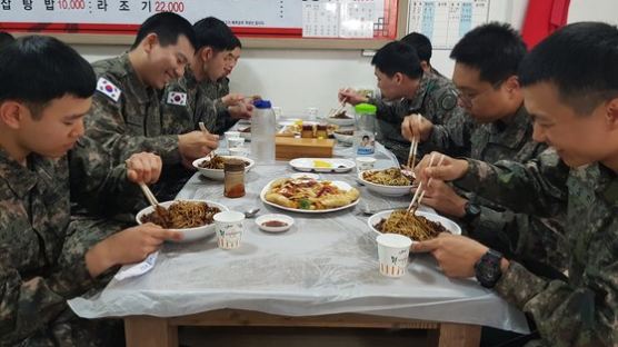 군대에서 팬케이크 브런치와 사제 음식을… 달라진 병영 식사 풍경들
