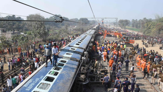 [서소문사진관]인도 동부서 열차 탈선으로 7명 숨지고 수십 명 부상