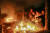  5일(현지시간) 중국 텐진에서 시민들이 향을 태우고 있다. [로이터=연합뉴스]